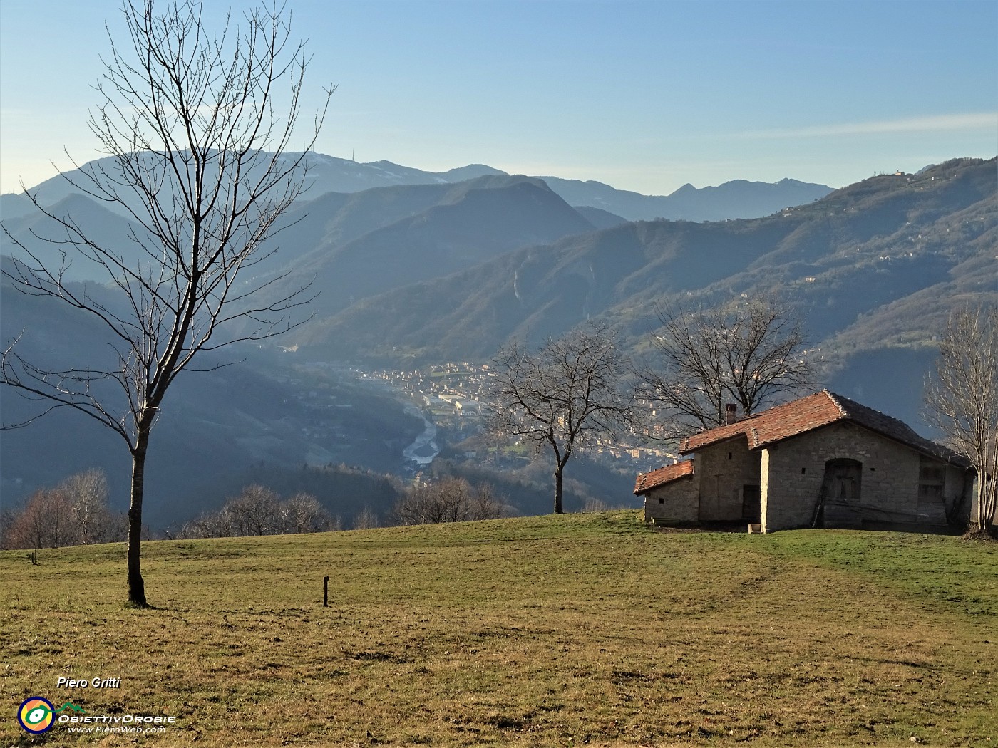 95 Scendiamo di baita in baita sostando ogni tanto ad ammirare il panorama.JPG